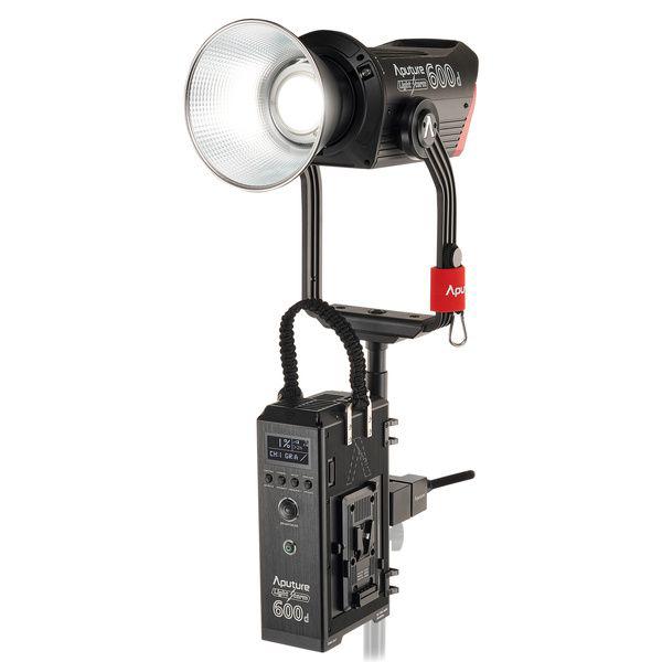 APUTURE 600D WITH LENS AND BANDOOR